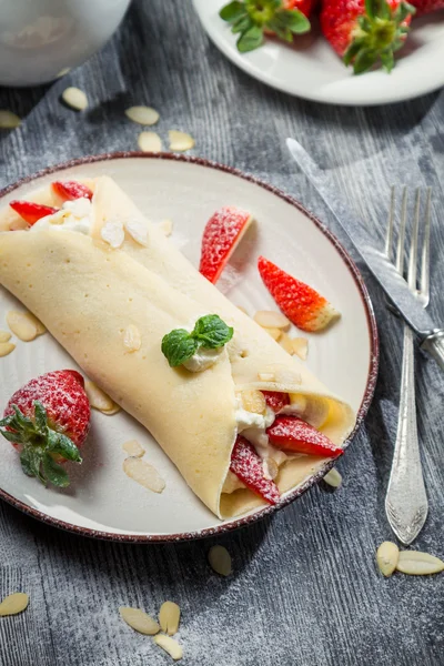 Strawberry pancakes with whipped cream — Stock Photo, Image