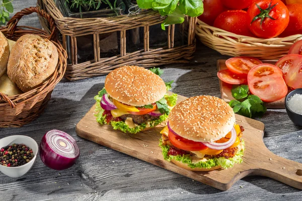 Dwa hamburgery z świeżych warzyw — Zdjęcie stockowe