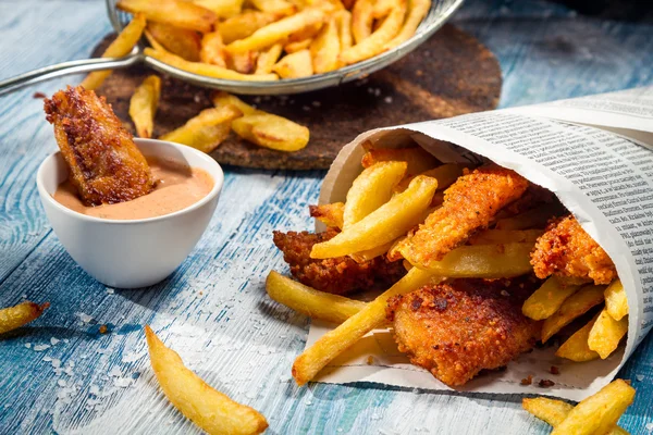 Fatto in casa Fish & Chips nel giornale — Foto Stock