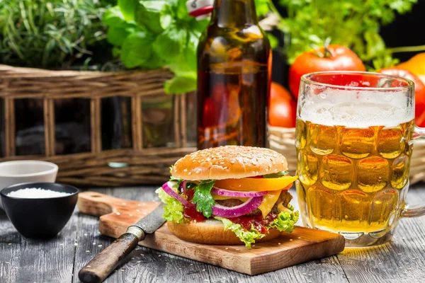 Hamburger fresco fatto in casa e una birra fredda — Foto Stock