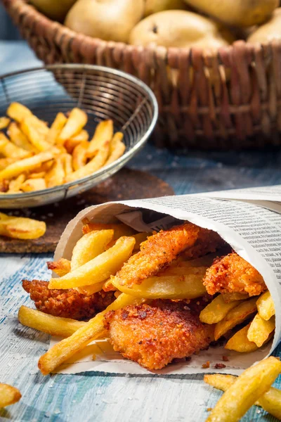 Primer plano de pescado casero y patatas fritas — Foto de Stock