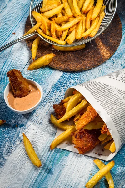 Fish & Chips se sirve tradicionalmente en el periódico — Foto de Stock