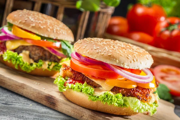 Zbliżenie dwa hamburgery domowej roboty — Zdjęcie stockowe