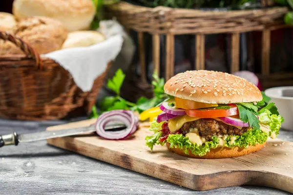 Closeup Burger z hovězí a čerstvé zeleniny — Stock fotografie