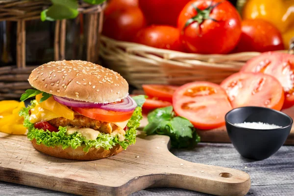 Hamburger au poulet, tomate et légumes — Photo