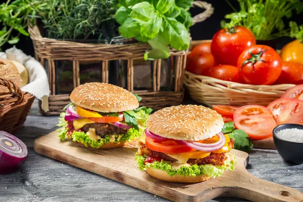 由新鲜蔬菜制成的两个自制汉堡 — 图库照片