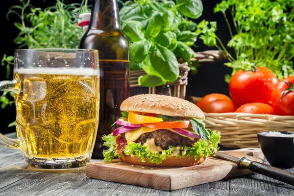 Hamburger fatto in casa e una birra fredda — Foto Stock