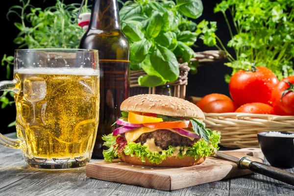 Hambúrguer caseiro e uma cerveja gelada — Fotografia de Stock