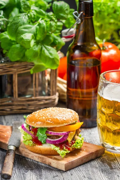 Homemad hamburger en een koud biertje — Stockfoto