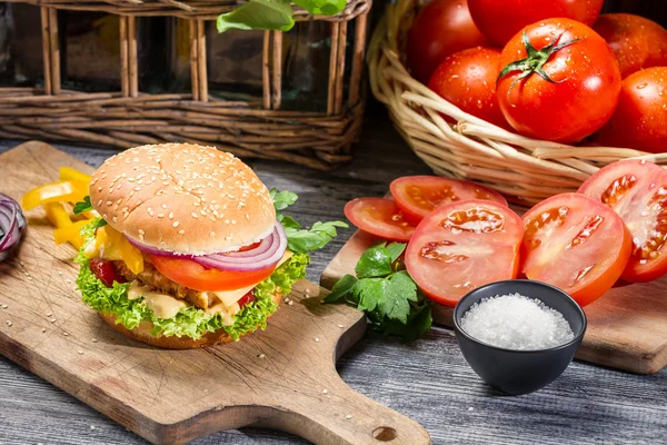 Homemade hamburger with chicken and fresh vegetables — Zdjęcie stockowe