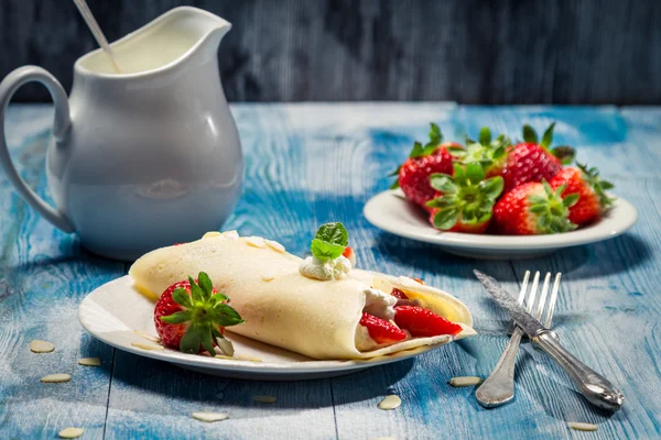 Primer plano de panqueques con fresas y crema batida —  Fotos de Stock