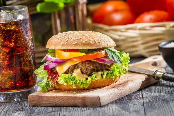 Desayuno tradicional americano compuesto de hamburguesa y coca cola — Foto de Stock