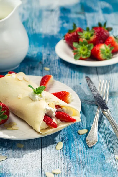 Fechar de panquecas com morangos — Fotografia de Stock