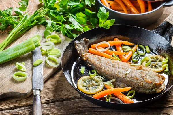 Fried fish with leek and carrot — Stock Photo, Image