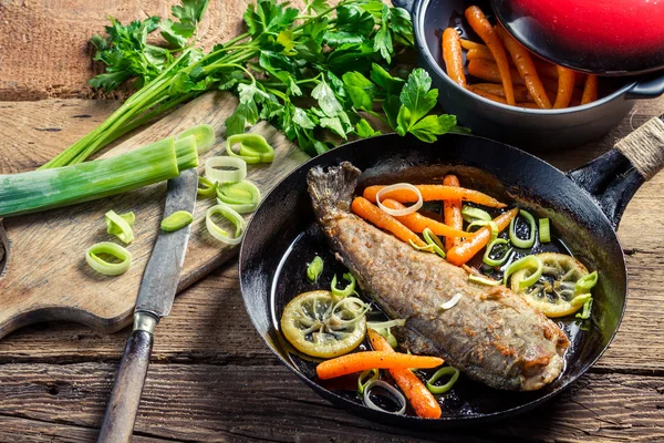 Färsk stekt fisk med purjolök och morot — Stockfoto