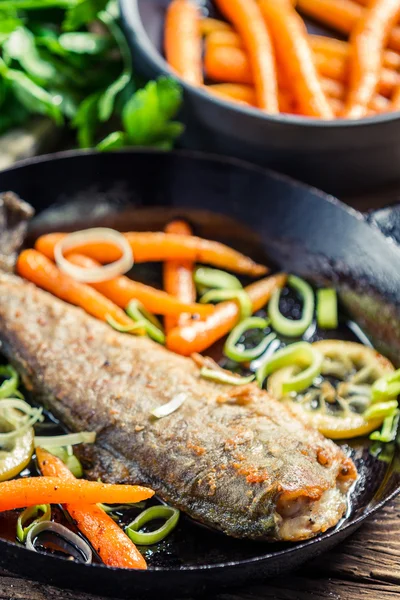 Primer plano de pescado fresco frito en una sartén —  Fotos de Stock