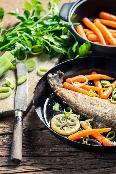 Ingredientes para cocinar pescado fresco en la sartén —  Fotos de Stock