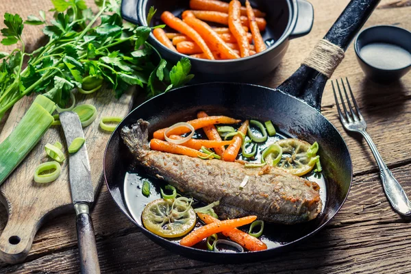 Pesce appena fritto con limone e prezzemolo — Foto Stock