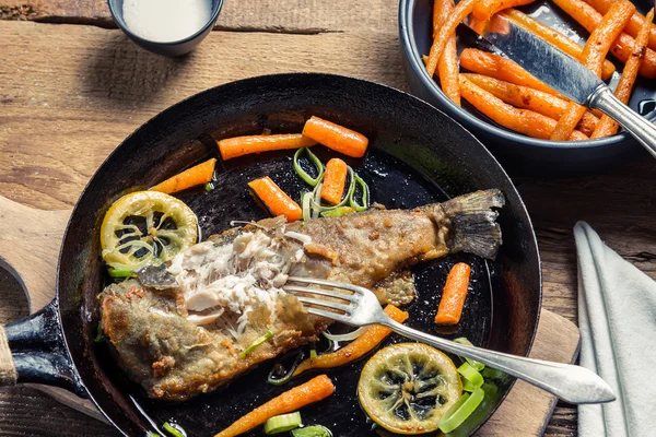提供し、まっすぐに鍋から食べる魚 — ストック写真