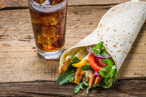 Kebab feito de legumes e frango servido com cola fria — Fotografia de Stock