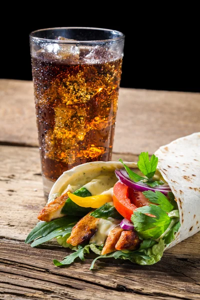 Closeup of kebab with fresh vegetables on black background — Stock Photo, Image