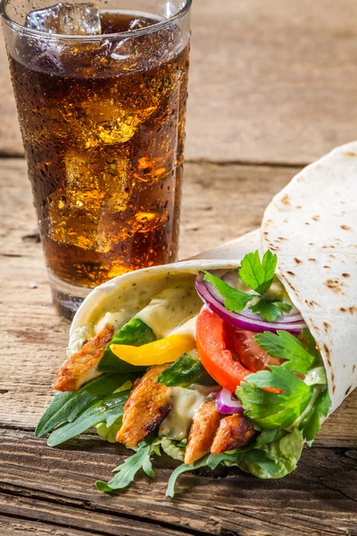 Kebab servido com cola fria — Fotografia de Stock