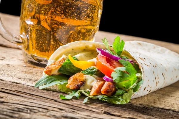 Closeup of kebab served with cold beer on black background — Stock Photo, Image