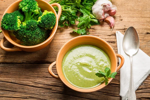 新鮮な野菜、ニンニク、パセリの作ったブロッコリー スープ — ストック写真