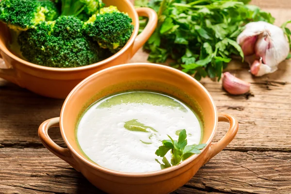 Closeup of broccoli soup made of fresh vegetables, garlic and pa — Stock Photo, Image