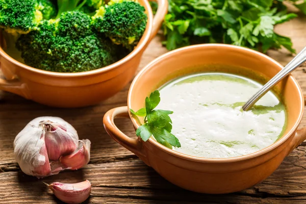 Broccoli soup made of fresh vegetables with garlic — Stock Photo, Image