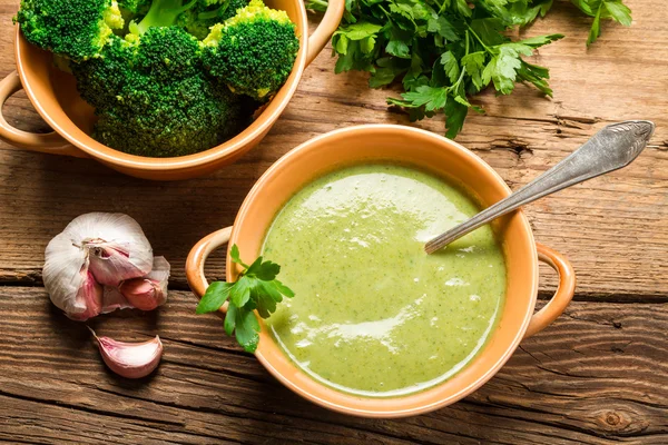 Sopa cremosa hecha de brócoli fresco y perejil — Foto de Stock