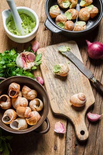 Preparazione di lumache al forno con burro all'aglio — Foto Stock