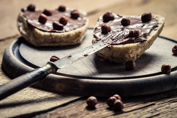 Preparation of peanut butter sandwiches with hazelnuts — Stock Photo, Image