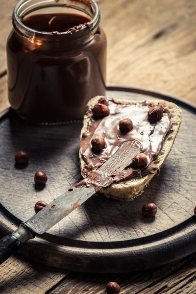 Pan untado con mantequilla de chocolate del frasco —  Fotos de Stock