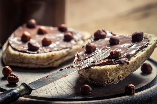 Close-up de nutella em um sanduíche para o café da manhã — Fotografia de Stock