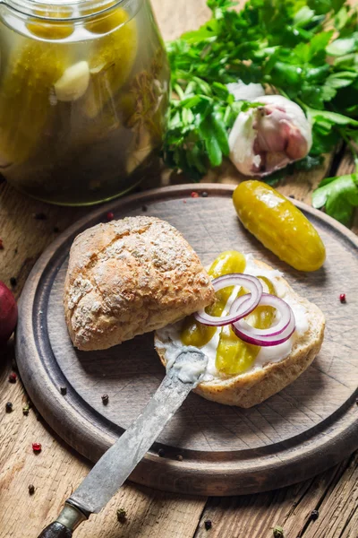 Příprava sendvič s nakládanými okurkami a sádlo — Stock fotografie
