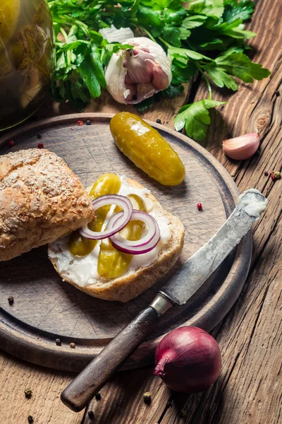 Panino con cetriolino, strutto e cipolla — Foto Stock