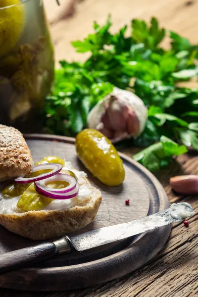 Nahaufnahme von Sandwich mit Gurken, Schmalz und Zwiebeln — Stockfoto