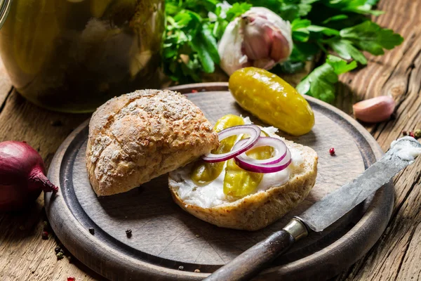 Sandwich met ui, gebeitst komkommer en spek — Stockfoto