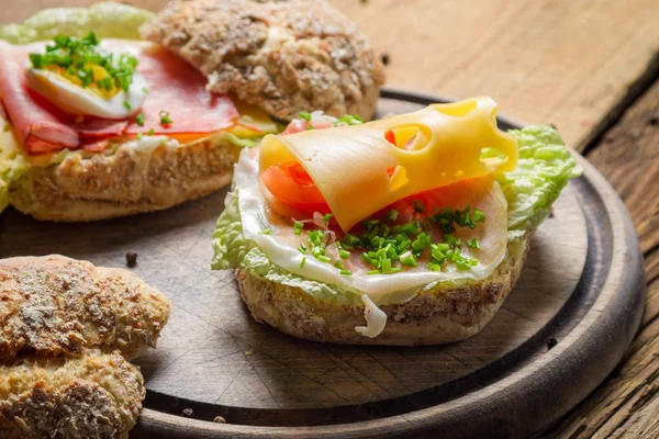 Sanduíche fresco com presunto e queijo — Fotografia de Stock