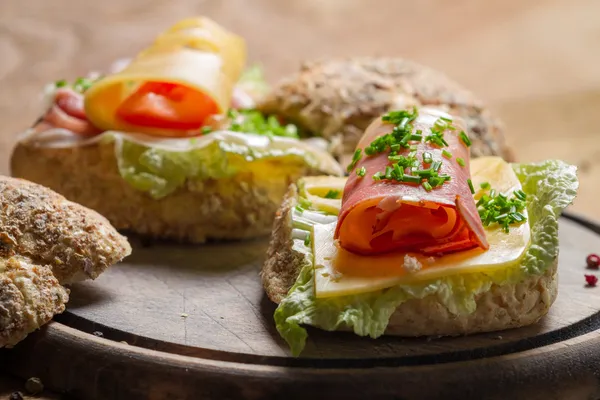 Sanduíche de carne com cebolinha, presunto e queijo — Fotografia de Stock