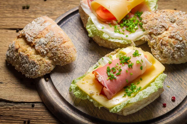 Sanduíche de carne feita de cebolinha, alface de presunto e queijo — Fotografia de Stock