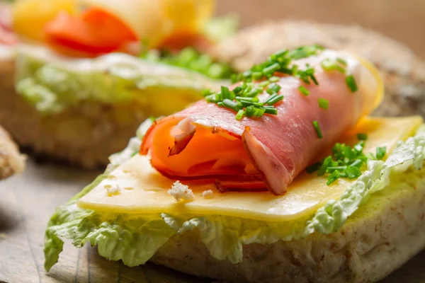 Closeup de sanduíche de carne com alface, queijo e presunto — Fotografia de Stock