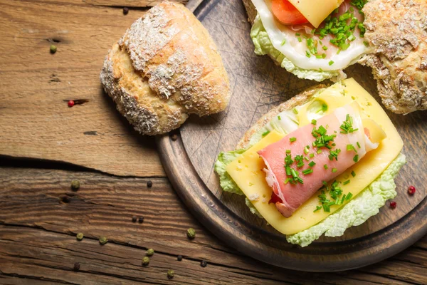 Café da manhã com sanduíches de primavera frescos — Fotografia de Stock