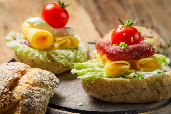 Sandwich with salami, tomato, cheese and lettuce — Stock Photo, Image