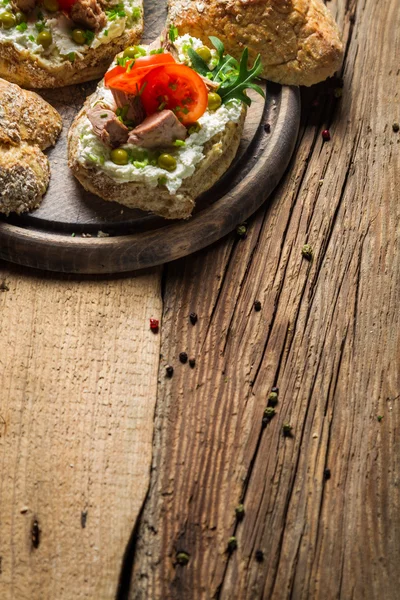 Sandwiches frescos sobre un fondo de tabla de cortar de madera vieja 1 —  Fotos de Stock