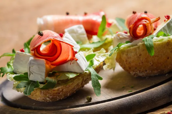 Duas sanduíches frescas feitas de presunto de parma e queijo brie — Fotografia de Stock