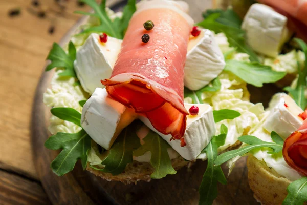 Verse broodjes gemaakt van parma ham en brie kaas — Stockfoto