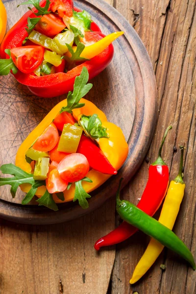 Fresh vegetables served in bell pepper — Stock Photo, Image