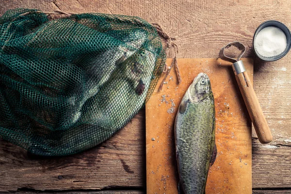 田舎での夕食のための魚を準備します。 — ストック写真